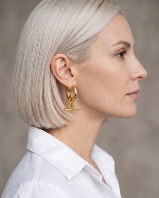 Model with platinum bob wearing a gold-tone T-Bar Hoop earring, side profile